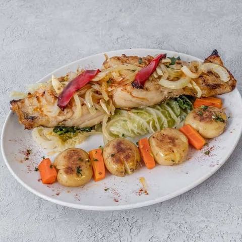 Grilled fish fillet with peppers, onions, potatoes and carrots